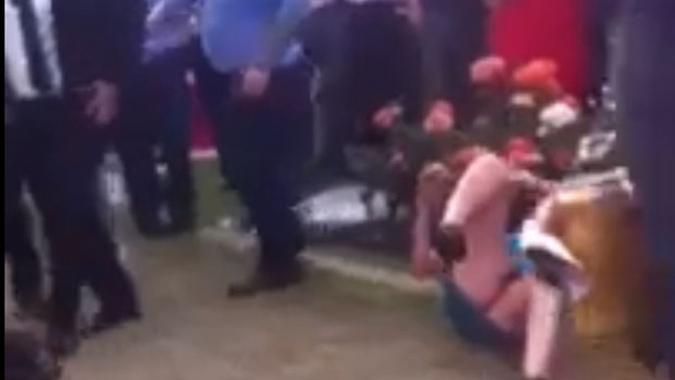 VIDEO Noua specie de huligani:** fustă mini, dar creierul la fel de plin de alcool! O fată sexy a făcut ravagii la o cursă de cai din Australia