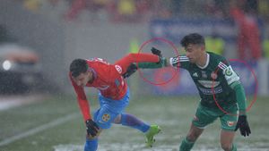 FOTO | Liga 1 oferă imagini de neuitat. Jucătorii de la Sepsi, la minus 13 Grade Celsius, și-au făcut mâneci din jambiere. "Le-a tăiat. Imaginativ! Săracul, arată ca o salată"