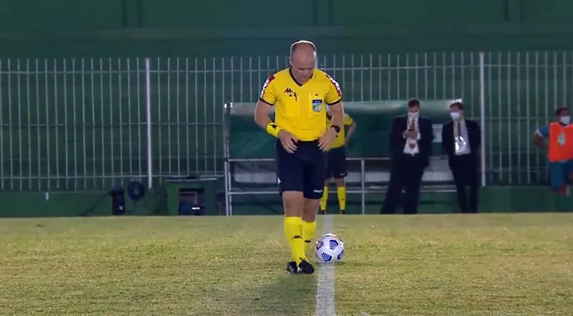 Scandalos! Un arbitru a urinat la mijlocul terenului, la un meci din Cupa Braziliei. Imaginile au devenit imediat virale | VIDEO
