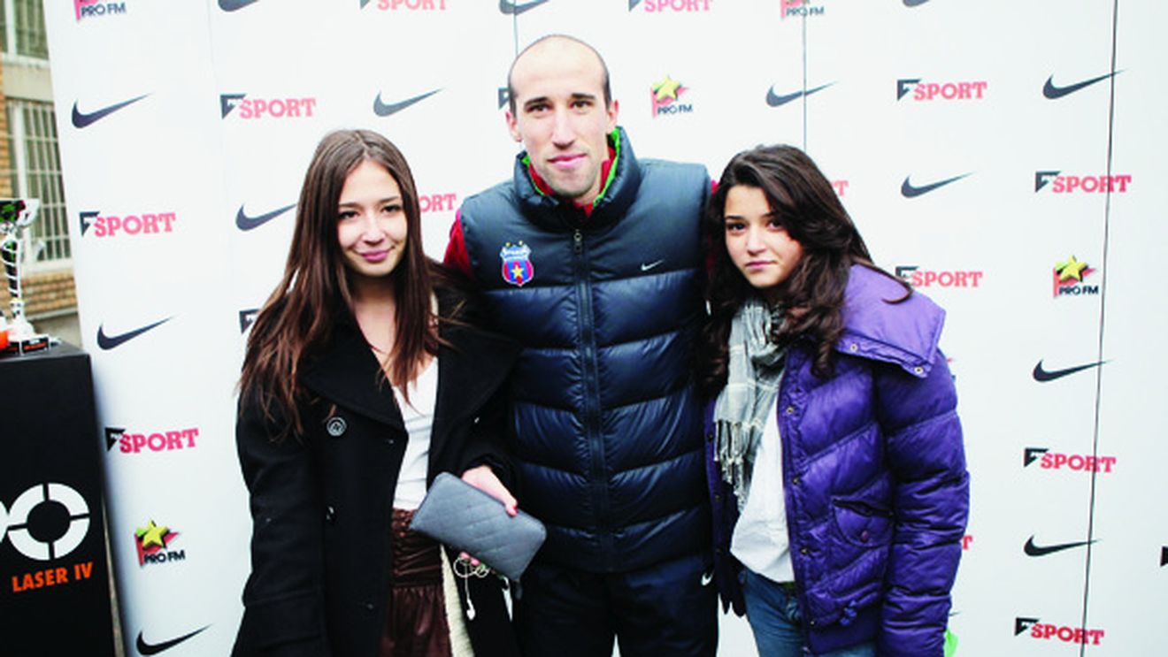 FOTO** Lato și Lupu, asediați de fete la "Ion Neculce"!** Ce l-a încântat pe fundașul stânga