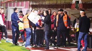 Derby-ul "Bricheta 2" s-a terminat în teren!** Meciul din Giulești a fost întrerupt aproape 10 minute după golul Stelei din cauza obiectelor aruncate din tribune