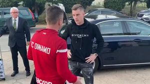 Vali Lazăr a ajuns în cantonamentul lui Dinamo și promite: „Eu o să dau totul pe teren!”. Ce l-a dezamăgit pe mijlocaș la revenire | INTERVIU EXCLUSIV