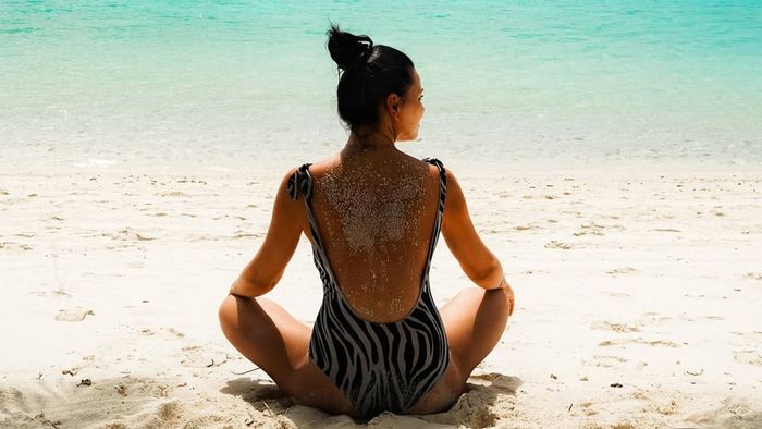 Corina Caragea, în costum de baie. Imagini cu prezentatoarea de la PRO TV dintr-un paradis acvatic