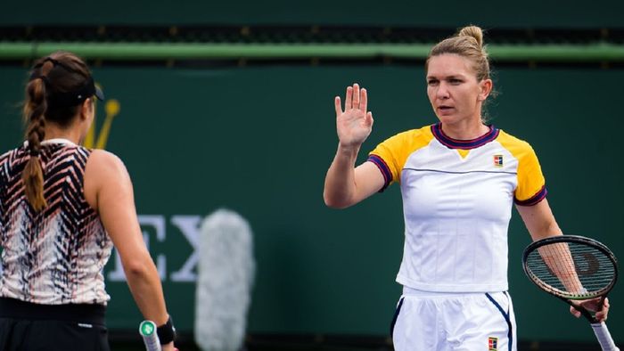 Simona Halep și Gabriela Ruse au câștigat un meci nebun în proba de dublu la Indian Wells! De ce s-a enervat Simo și a dat cu racheta de pământ | VIDEO