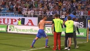 VIDEO "Șeva", idolul Ucrainei!** A salvat un fan intrat pe teren și "luat pe sus" de forțele de ordine