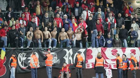 Jucătorii au ieșit de la vestiare pentru a-i saluta pe fani!**