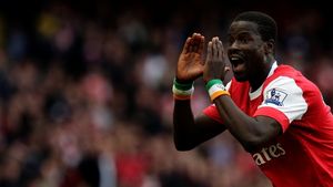 Arsenal i-a prelungit contractul lui Emmanuel Eboue!