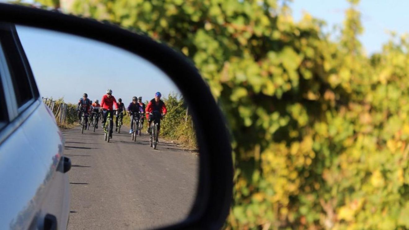 Cursă inedită în inima Vrancei. Peste 100 de cicliști au intrat în pielea rutierilor din marile competiții ale lumii