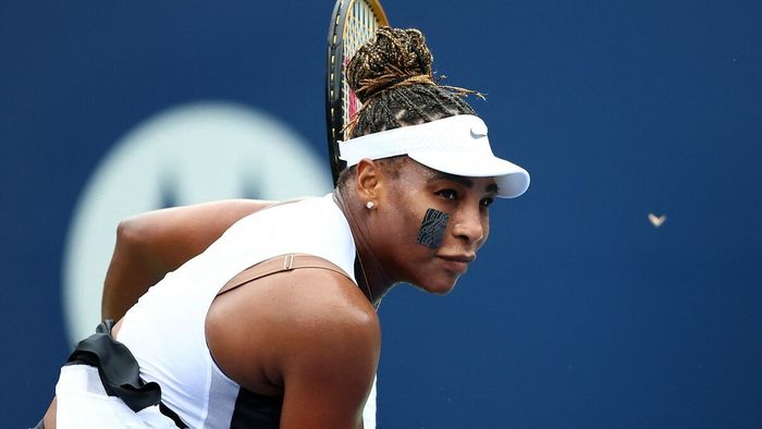 Serena Williams a obținut prima victorie după un an și două luni în circuit! Americanca, reprimită în clasament grație debutului victorios de la Toronto | VIDEO