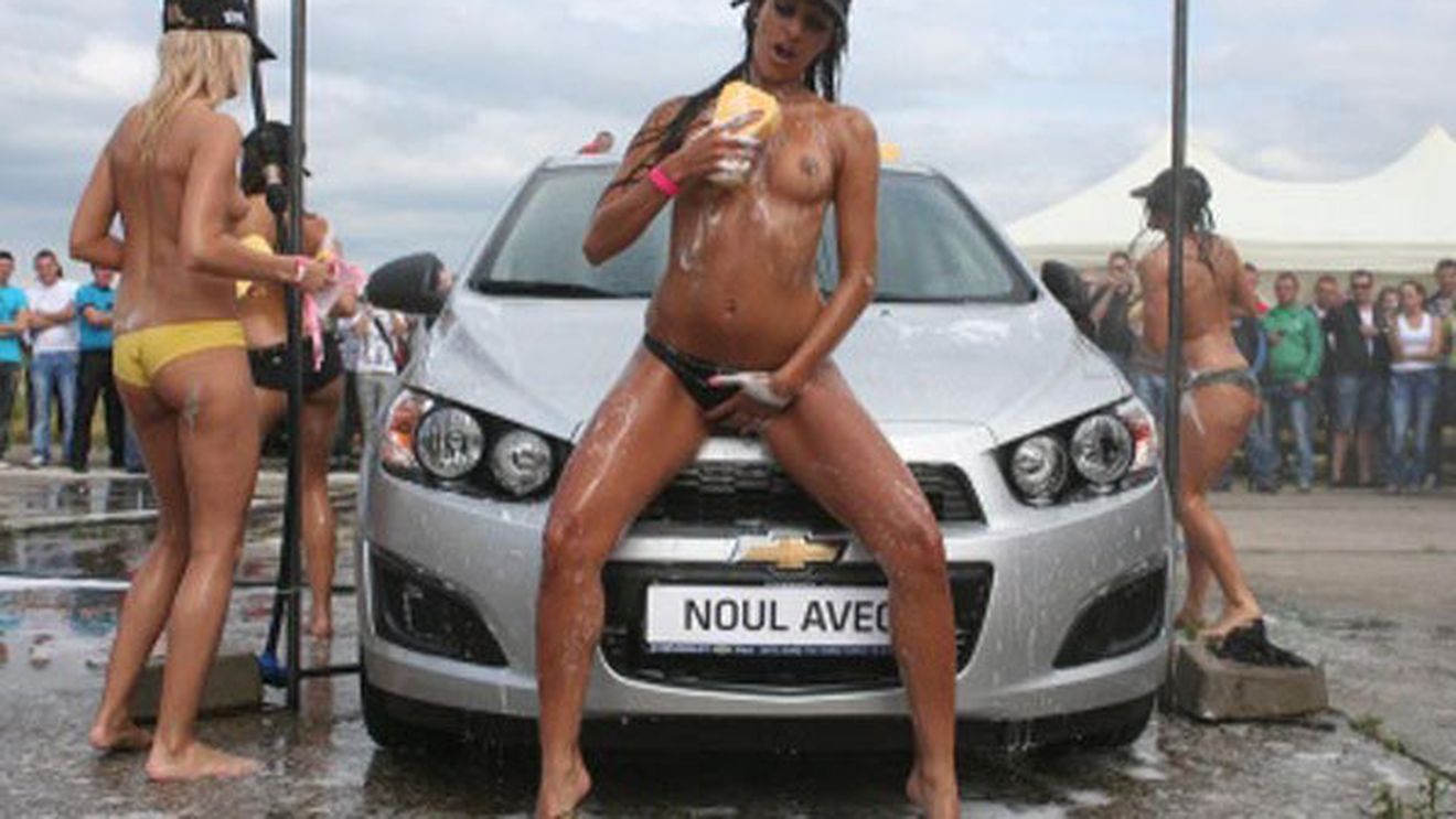 FOTO INCENDIAR** Uite cum se distrează bărbații din Ardeal! Chevrolet DragRacing, combinația de motoare turate și și femei frumoase