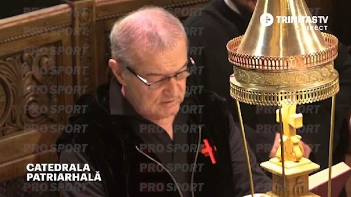 Imagini fabuloase cu Gigi Becali, citind și cântând Liturghia în Catedrala Patriarhală! Vor deveni virale: miliardarul nu a mai fost văzut niciodată așa. Vocea lui răsună peste a preoților | VIDEO