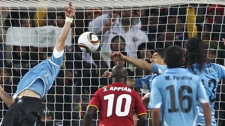 Uruguayenii: "Mâinile lui Dumnezeu sunt 'celeste'"** Africanii: "Suarez e un trișor"