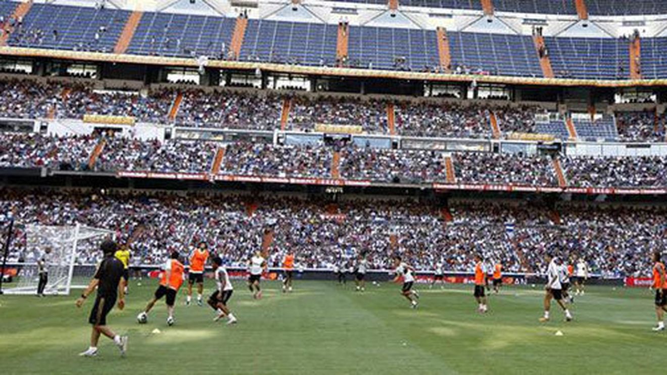 Mai mulți decât într-o etapă întreagă din Liga I!** Fanii Realului aproape au umplut "Bernabeu" la antrenamentul oficial dinaintea El Clasico nr. 1 al sezonului VIDEO