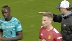 Gest incredibil al lui Sadio Mane la adresa lui Jurgen Klopp! Antrenorul lui Liverpool, lăsat cu mâna întinsă: „Probabil, nu am făcut bine asta”