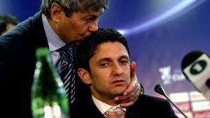 Mircea Lucescu este talismanul lui Răzvan Lucescu! Antrenorul lui PAOK îi dedică lui „Il Luce” calificarea miraculoasă în sferturile Conference League: „Vine cu victoria! Îmi poartă noroc”. VIDEO