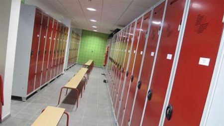 Un profesor este anchetat de poliție după ce a montat o cameră la dușurile unei echipe de fotbal feminin. Tinerele erau minore