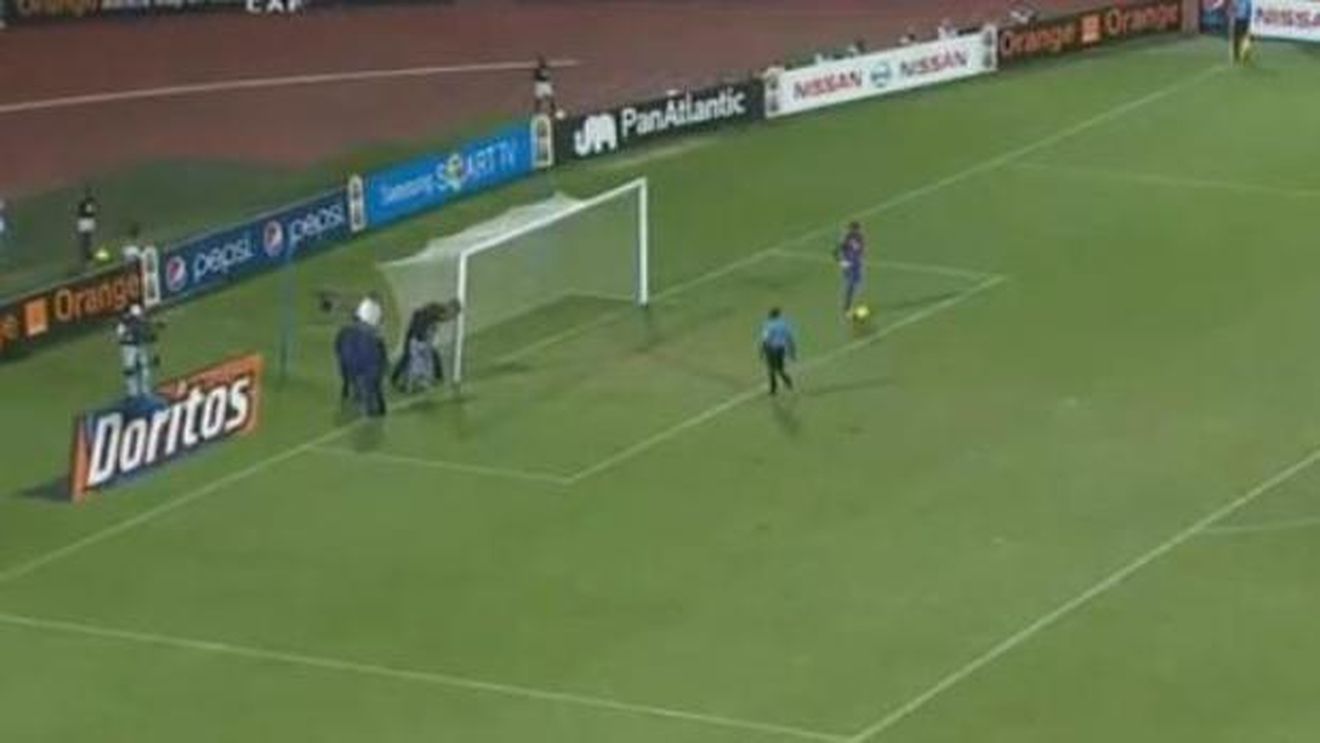 VIDEO! Râzi cu lacrimi. Asta e cea mai COMICĂ‚ fază a anului! Stâlpul unei porți... s-a rupt! Ce a urmat depășește cel mai tare film de comedie