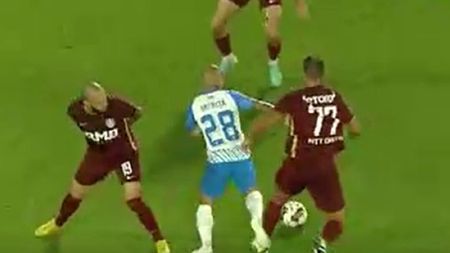 Meciul CFR Cluj - Universitatea Craiova a debutat cu o fază controversată de arbitraj! Alex Mitriță a căzut în careul advers, chiar sub ochii lui Radu Petrescu, care nu a fost însă impresionat | VIDEO