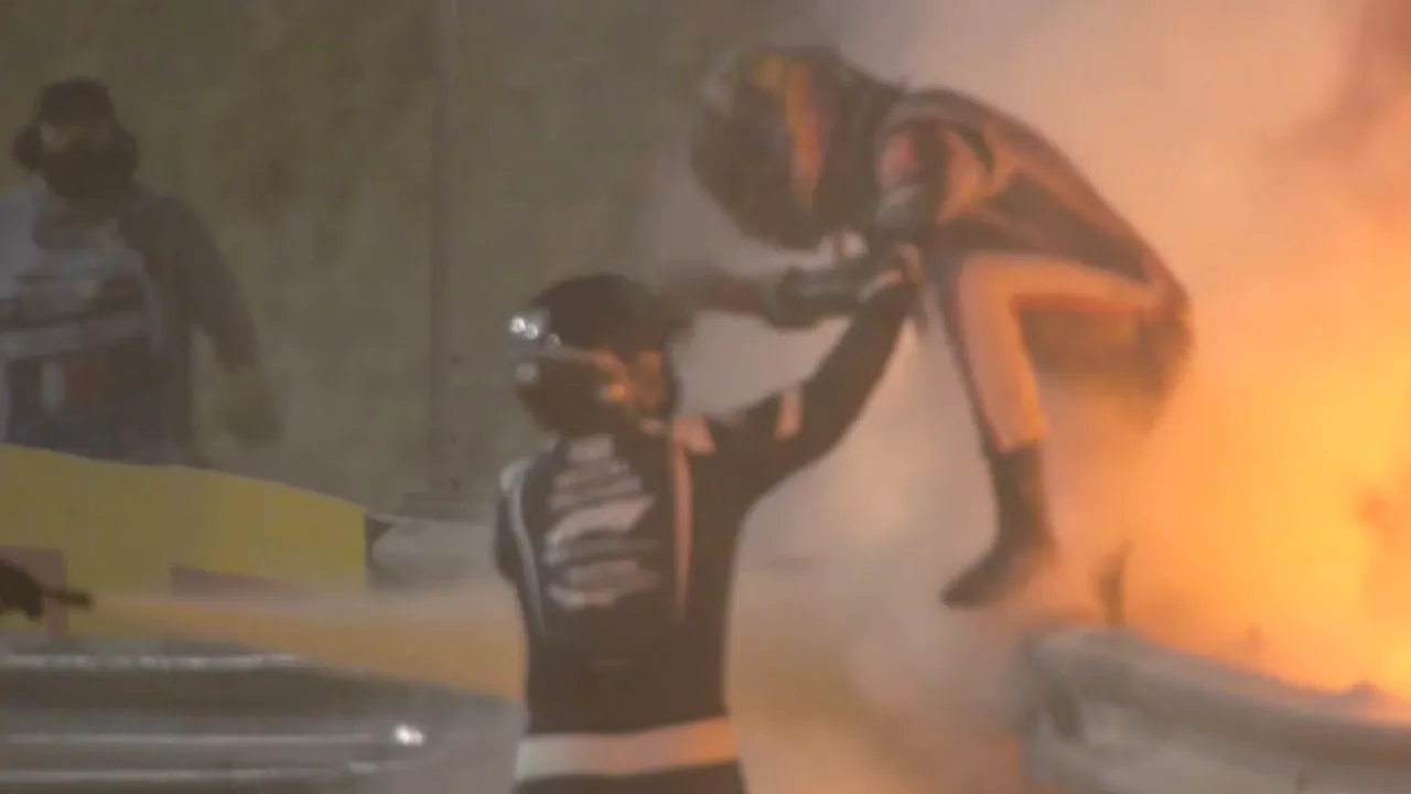 Momente dramatice în Formula 1! Romain Grosjean a scăpat cu viață la Marele Premiu al Bahreinului! Mașina a fost distrusă total | FOTO & VIDEO