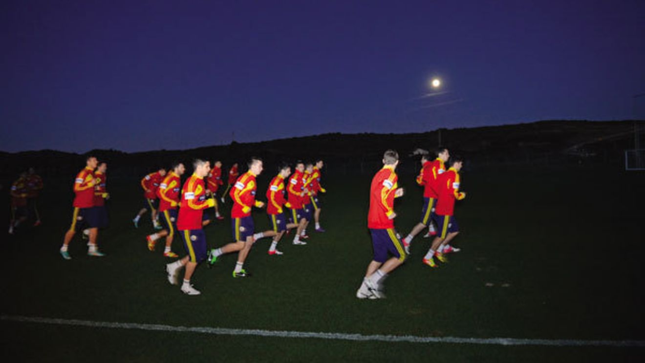 Naționala în beznă! Piți i-a trezit pe tricolori cu noaptea-n cap pentru un antrenament pe întuneric