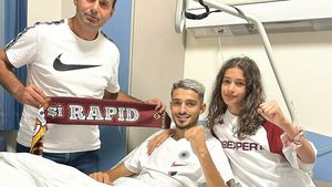 Albion Rrahmani a fost operat! Prima imagine cu atacantul Rapidului de pe patul de spital. Când va reveni pe teren