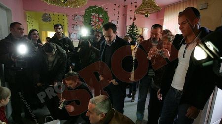 FOTO** Jucătorii și antrenorii lui "U" au împărțit cadouri de Sfântul Nicolae