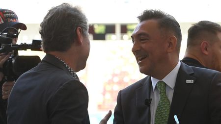 Florin Răducioiu i-a spus-o clar lui Ilie Dumitrescu în ziua în care „Mister” a împlinit 57 de ani: „Ne-a schimbat viața!”