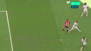 Fabulos! Ziarul de casă al lui Real Madrid a găsit vinovatul pentru penalty-ul neacordat cu VAR care o poate costa titlul pe FC Barcelona: traducătorul regulamentului din engleză în spaniolă!