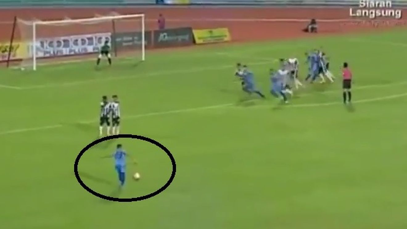 Mai țineți minte golul nebun al lui Roberto Carlos? VIDEO | Un ANONIM îl face uitat și speră deja la premiul Puskas. Efectul nebun care l-a păcălit pe portar