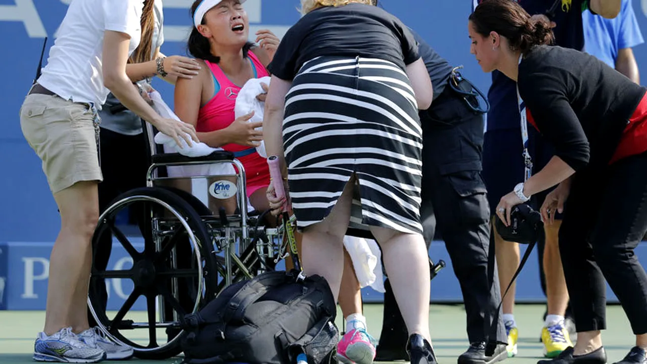 IMAGINEA ZILEI | Shuai Peng a părăsit terenul în scaunul cu rotile din cauza durerilor musculare. Chinezoaica a abandonat semifinala cu Wozniacki de la US Open