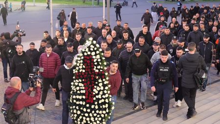 Galeria Rapidului, în frunte cu liderul Bocciu, a venit să-și ia adio de la Mircea Lucescu, un idol în Giulești