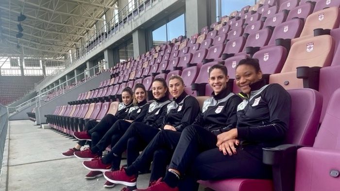 Handbalistele de la Rapid, în vizită pe noul stadion din Giulești: „Seamănă cu arena celor de la Espanyol sau Bilbao!”. Rapidistele visează să sărbătorească titlul acolo alături de galerie