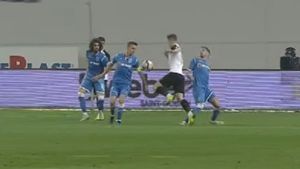 Faza care putea schimba rezultatul meciului Craiova - Astra. Bancu recunoaște: "I-am spus lui Istvan Kovacs că mingea m-a lovit în mână". Verdictul dat de Adrian Porumboiu