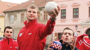 INTERVIU SFÃ‚ȘIETOR | Petre Cozma, la 10 ani de la moartea lui Marian: "Are grijă de noi de acolo, de sus". Veszprem i-a trimis o invitație la meciul cu Barcelona din Liga Campionilor: "Să vedeți ce o să facă ungurii pentru băiatul meu"