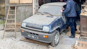 Un Renault 5, cu 12 km la bord și abandonat 44 de ani într-un garaj, a fost vândut cu 53.711 euro!