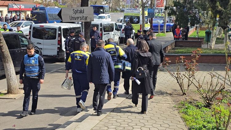 S-A STINS IL LUCE Unei persoane i s-a făcut rău în biserică la slujba pentru Mircea Lucescu. Medicii au intervenit de urgență