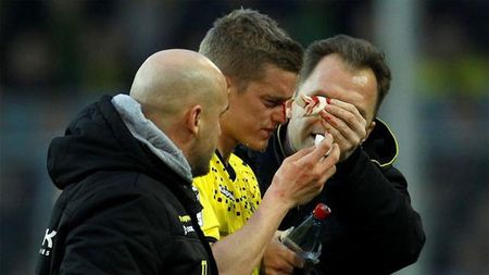 Are doar 23 de ani, dar un ghinion cât pentru o viață întreagă!** Borussia Dortmund ține în lot cel mai mutilat fotbalist din Ligă: 3 accidentări grave în ultimele 12 luni