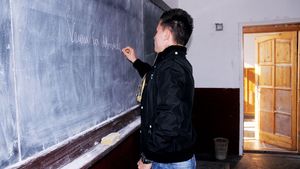 Elevul cu scutire de la Pițurcă!** El este jucătorul care ia în cantonamente manuale și caiete, pe lângă echipament