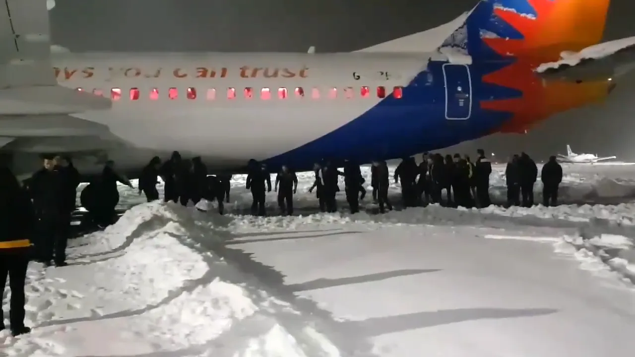 VIDEO și FOTO | Sapă ca să scapi. Englezii au venit să joace în România, au ajuns să dea la lopată la stadion, iar în cele din urmă au deszăpezit și pista aeroportului din Timișoara. Imagini antologice