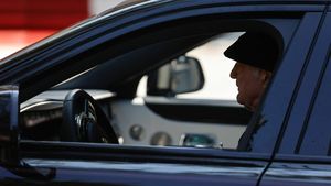 A cui e mașina de jumătate de milion de euro pe care Gigi Becali a condus-o în fața jurnaliștilor! Limuzina neagră era în „test drive” la miliardar