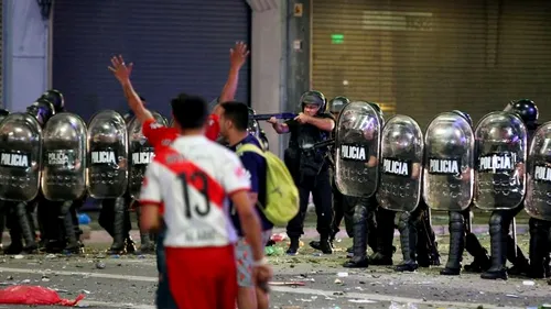 Violențe la Buenos Aires după finala Copei Libertadores! Ultrașii lui River s-au răfuit cu polițiștii. S-au folosit gloanțe de cauciuc și gaze lacrimogene