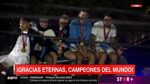 Campionii mondiali <i class='ep-highlight'>Leo</i> <i class='ep-highlight'>Messi</i> și Angel Di Maria, la un pas să cadă din autocar în timpul băii de mulțime din Argentina! Ce a pățit Leandro Paredes | VIDEO