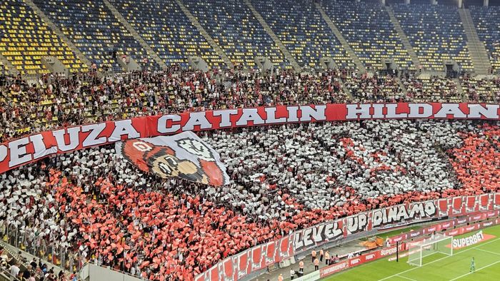 Eşec cu scenografia pentru PCH! S-a blocat şi ultraşii s-au chinuit: au reuşit într-un final s-o afişeze