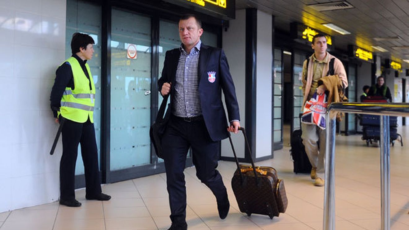 După seria "Sinistrați în tren", acum urmează "Sechestrați în avion"!** Oțelul revine în România pentru doar două ore