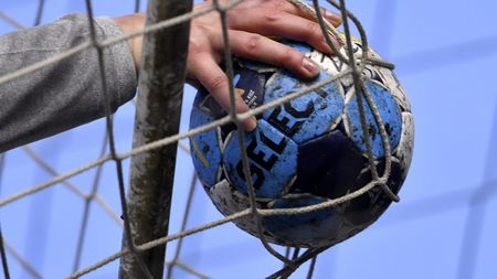 Scandal cu tentă sexuală în handbal! Sunt implicate mai multe sportive: „Au dreptul legal de a face poze NUD unor minore abordate pe facebook fără drept parental? Și până la urmă cu ce scop?” SPECIAL