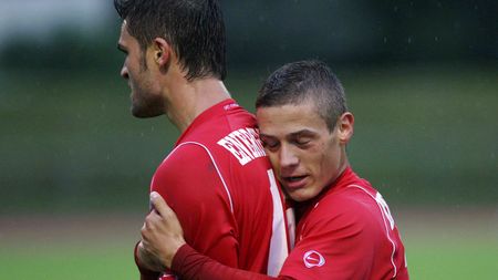 "Câinii" au jumulit "canarii"