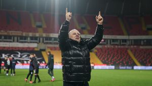 Marius Șumudică ofertat în direct la TV din Arabia Saudită: „Mă sună pe o aplicație, nu te mai aud!”