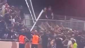 Haos creat de susținătorii echipei la care evoluează Alexi Pitu! Incidente serioase la meciul Ajaccio - Bordeaux