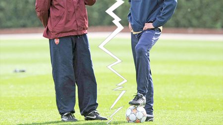 Ceartă pe schimbări!** Van Persie a "sărit la gâtul" lui Wenger pentru modul în care a gestionat partida cu United