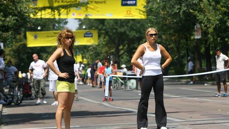 Flash mob de protest în fața Primăriei după ce Gabriela Firea a închis "Via Sport". Primarul dă explicații incoerente. Societatea civilă salvase acum trei săptămâni Maratonul de la aceeași soartă